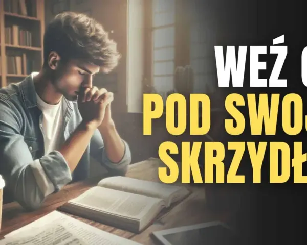 Młody człowiek w skupieniu modli się nad książkami. To modlitwa za maturzystów, by z Bożą pomocą zdali egzaminy.