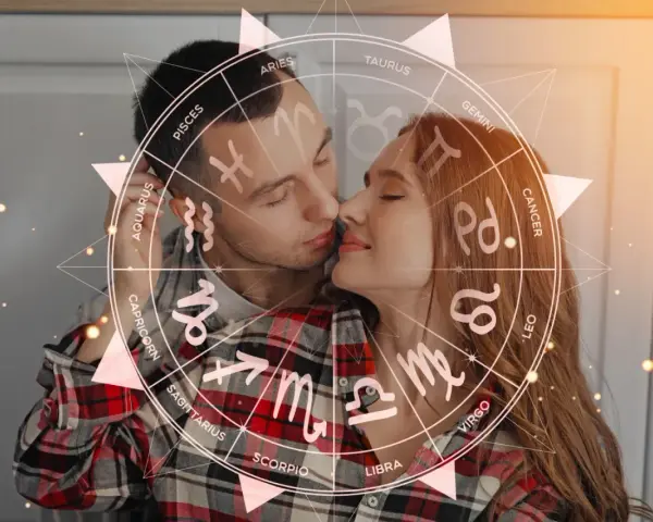 Para zakochanych, nad którymi unosi się koło zodiaku, symbolizujące połączenie znaków zodiaku.