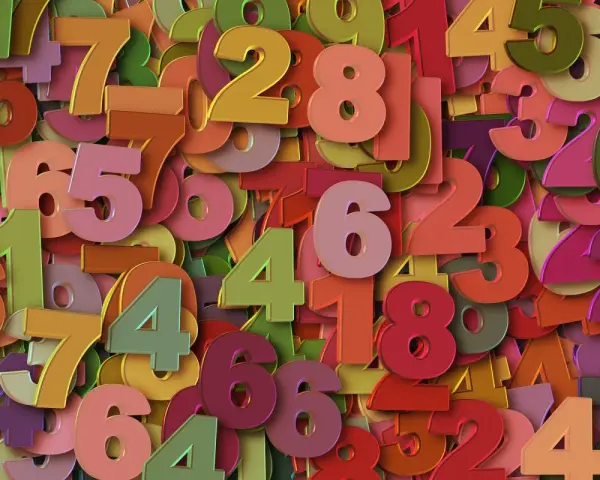 Kolorowe cyfry tworzą tło. Wśród nich wyróżnia się duża, różowa szóstka, symbolizująca 5 rok numerologiczny.