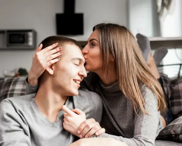 Para, całująca ukochanego w czoło. Ich bliskość sugeruje, że należą do najbardziej namiętnych znaków zodiaku.
