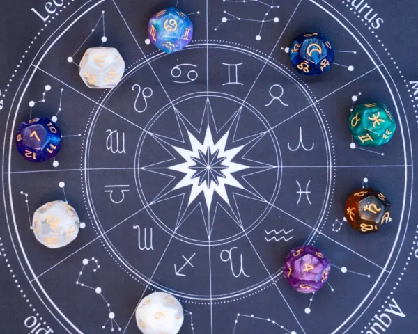 Kości do gry z symbolami zodiaku i numerologią 33.