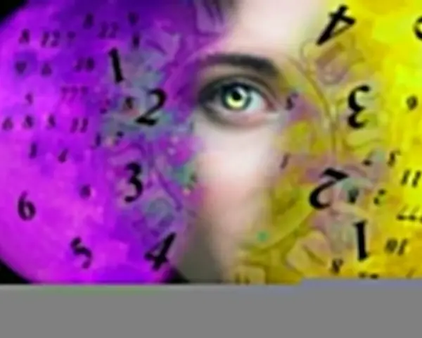 Twarz otoczona przez liczby, gdzie numerologiczna 5 i 11 splatają się z symboliką księżyca i czasu.