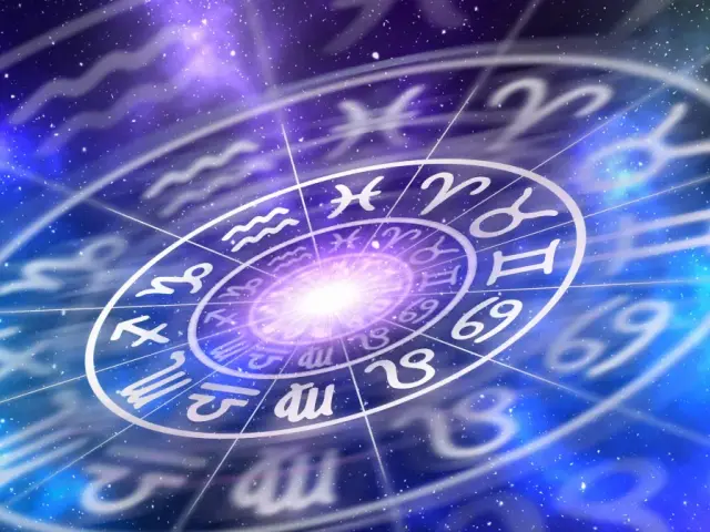 Obracający się krąg zodiaku na tle kosmosu. Czy wśród tych symboli kryją się najsłabsze znaki zodiaku?