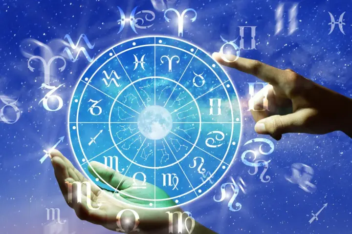 Zodiakalny krąg z księżycem i gwiazdami. Dłoń dotyka symbolu Lwa, sugerując przyjaźń z Bliźniętami.