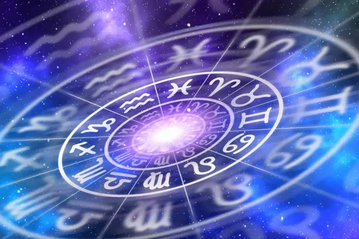 Obracający się krąg zodiaku na tle kosmosu. Czy wśród tych symboli kryją się najsłabsze znaki zodiaku?