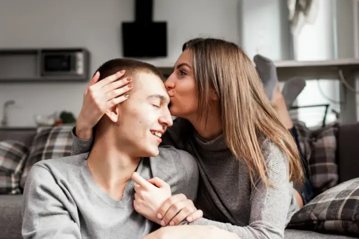 Para, całująca ukochanego w czoło. Ich bliskość sugeruje, że należą do najbardziej namiętnych znaków zodiaku.
