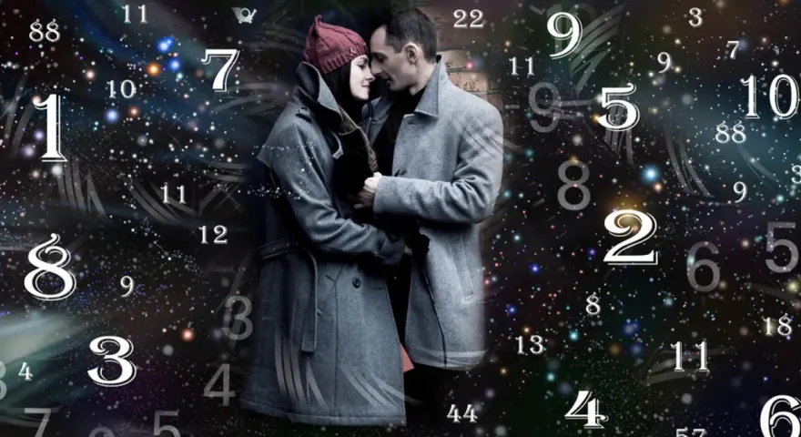 Para, otoczona liczbami, w tym numerologiczną 7 i 11, wpatruje się w siebie.