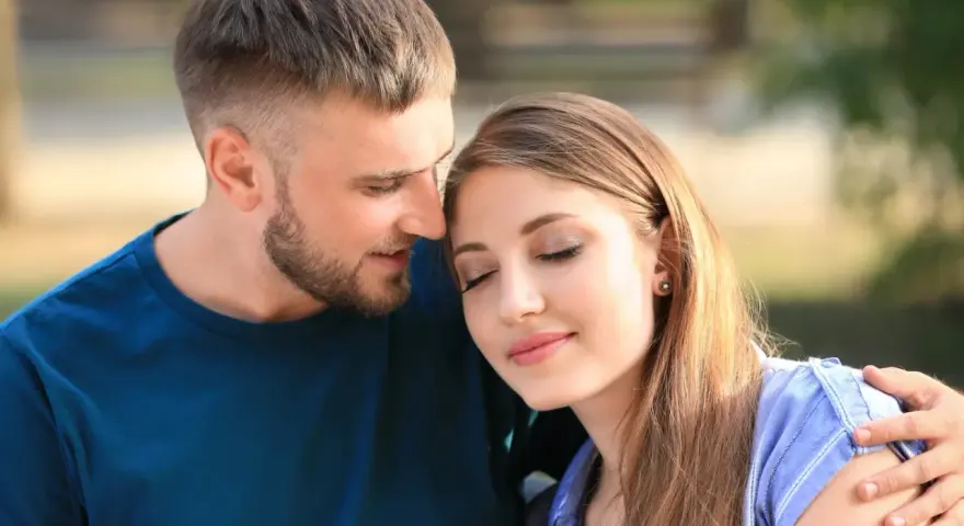 Baran i Bliźnięta, ich przyjaźń kwitnie. On obejmuje ją czule, ona wtula się w jego ramię.