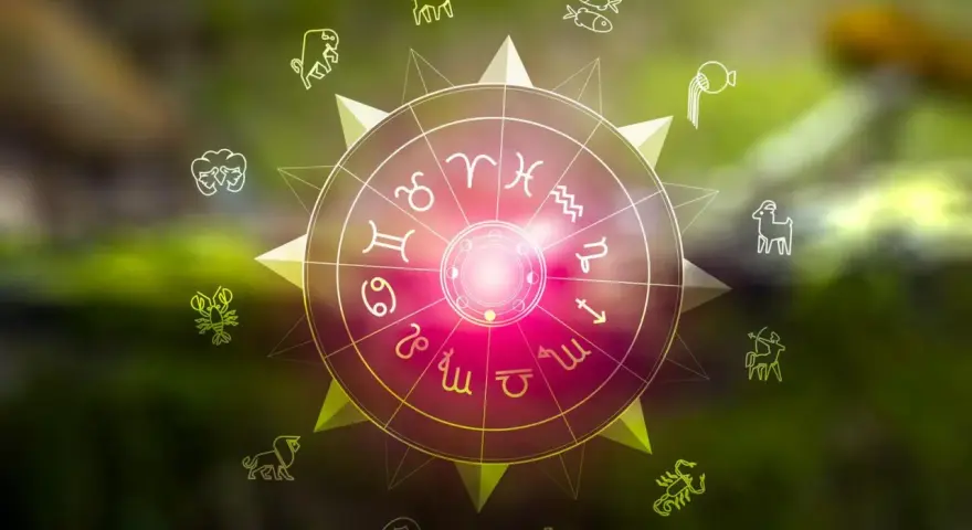 Okrąg zodiaku z symbolami, w tym lew i strzelec, na tle zieleni.