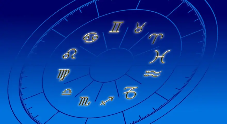 Złote symbole znaków zodiaku na tle niebieskiej tarczy. Czy znaki zodiaku to grzech? Zastanówmy się nad tym, patrząc na te mistyczne symbole.