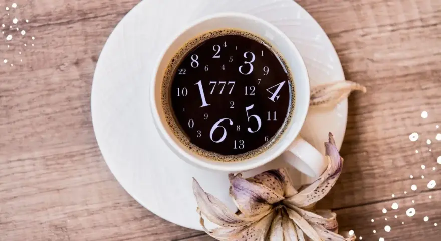 Kawa z numerologią. Liczby 5 i 8 w kawie, jakby zapowiadały przyszłość.