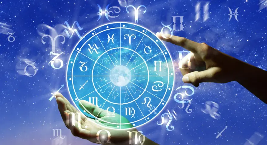 Zodiakalny krąg z księżycem i gwiazdami. Dłoń dotyka symbolu Lwa, sugerując przyjaźń z Bliźniętami.