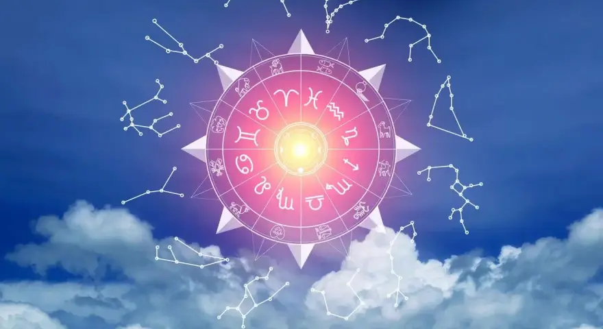 Okrąg zodiaku i konstelacje na tle nieba. Czy wodniki są zazdrosne? Gwiazdy milczą, ale koło horoskopu się kręci.