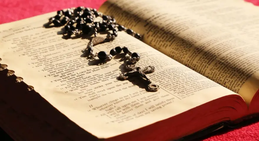 Różaniec i otwarta Biblia, symbol codzienna modlitwa do niepokalanej.