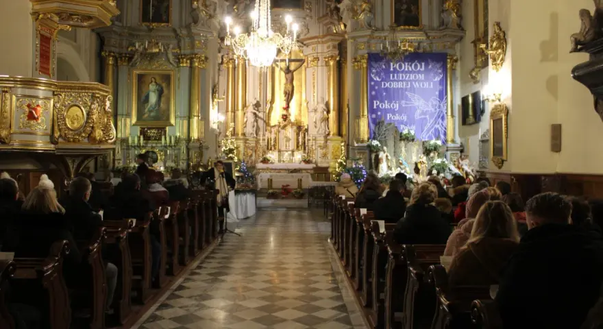 Wnętrze kościoła, wierni na ławkach. Może to miejsce modlitwy do św. Rafała Archanioła o męża.