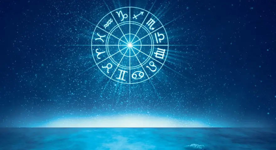 Jasny krąg zodiaku na tle nocnego nieba nad spokojnym morzem. Wodne znaki zodiaku wirują w kosmicznym tańcu.