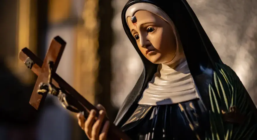 Figurka zakonnicy z krzyżem w dłoni, symbol nadziei w beznadziejnych sprawach.
