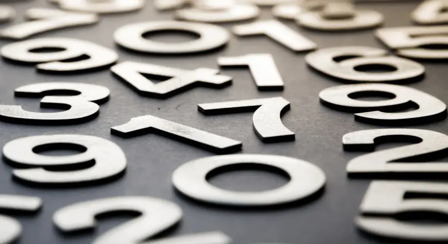 Rozrzucone cyfry tworzą chaos, ale w tym bałaganie kryje się numerologiczna 10 – symbol początku i pełni.