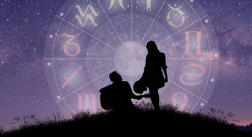 Sylwetki zakochanych pod rozgwieżdżonym niebem, na tle koła zodiaku. Ich związek, jak bliźnięta, pełen jest harmonii i wzajemnego zrozumienia.