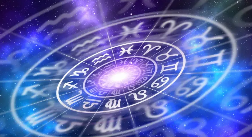 Obracający się krąg zodiaku na tle kosmosu. Czy wśród tych symboli kryją się najsłabsze znaki zodiaku?