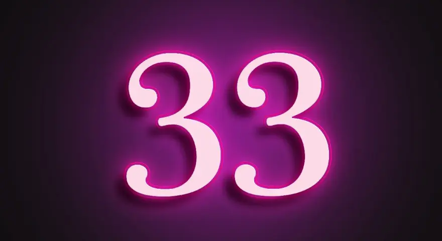 Lśniące cyfry 33 na fioletowym tle. Numerologiczna 6 z 33, symbolizująca mistrzowskie liczby.