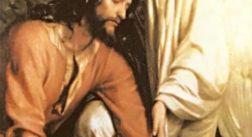 Jezus klęczy w Ogrodzie Oliwnym, pogrążony w modlitwie. Obok niego anioł podtrzymuje go.