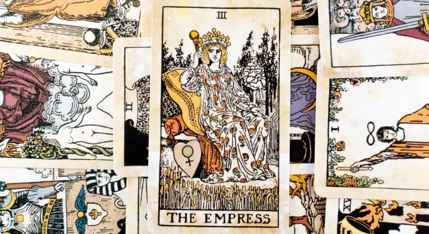 Karta cesarzowa tarot, III Arkanum Wielkie, przedstawia kobietę w koronie, siedzącą na tronie, otoczoną symbolami płodności i natury.