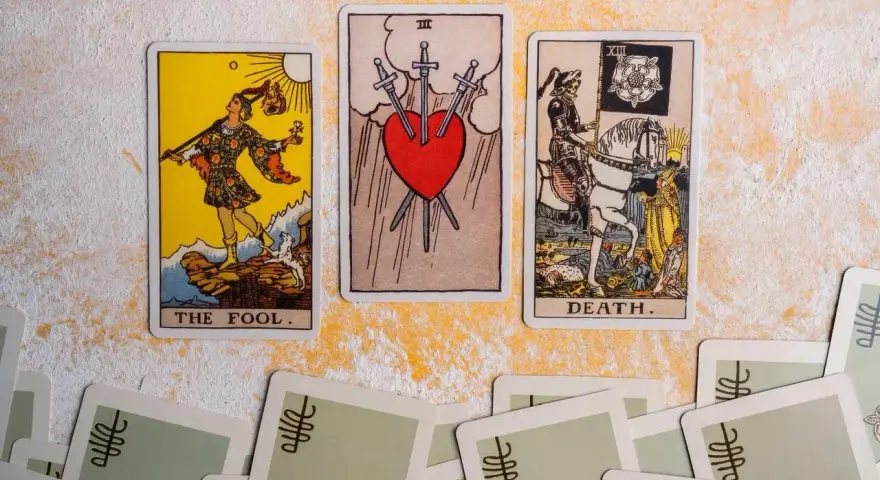 Tarot dla panien tygodniowy: karty Głupiec, Trójka Mieczy i Śmierć.