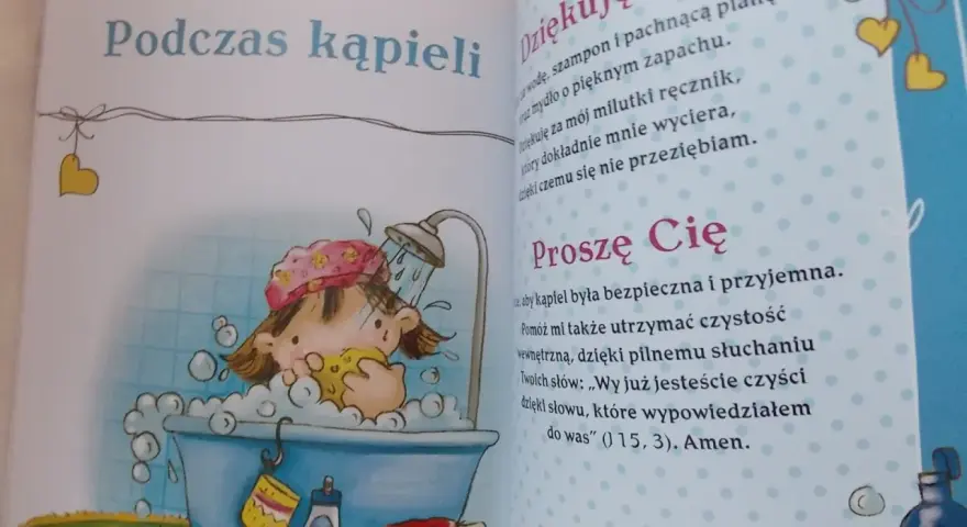 Dziecko w wannie, myje się gąbką. Obok stosik ręczników i kosmetyki. Krótka modlitwa dziękczynna za kąpiel.