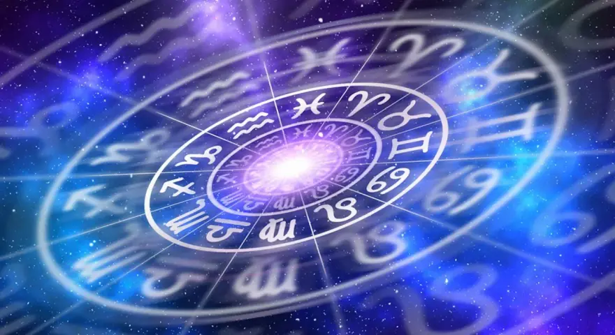 Gwiazdy układają się w krąg zodiaku, gdzie po koziorozcu w zodiaku widać symbole innych znaków na tle kosmicznej mgławicy.