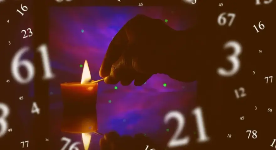 Dłoń zapala świecę, otoczona liczbami. W tle fioletowo-różowe światło. Numerologia 3 i 8 w centrum uwagi.