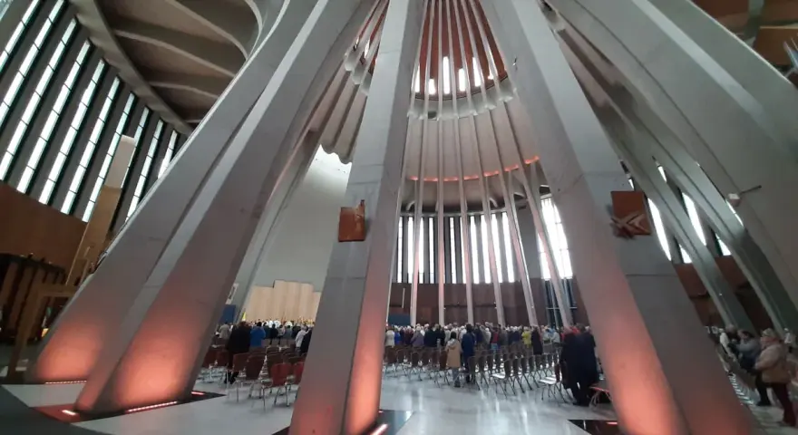 Wnętrze nowoczesnej świątyni z betonowymi kolumnami i oświetleniem. Czy to symbol opatrzności co to znaczy?