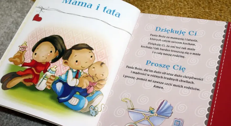 Ilustracja przedstawia rodzinę: mamę, tatę i dziecko. To piękny obrazek do modlitwy rodziców za dzieci.