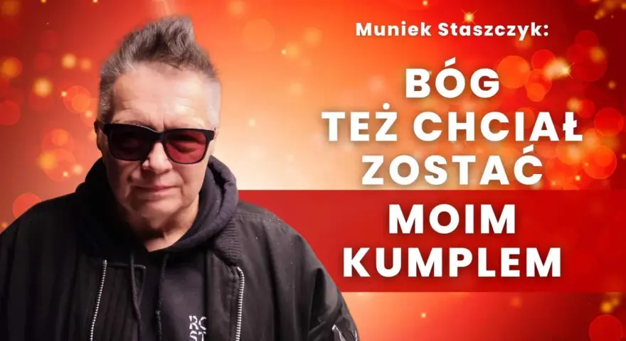 Muniek Staszczyk w okularach, na tle czerwonych świateł. Napis: "Bóg też chciał zostać moim kumplem".