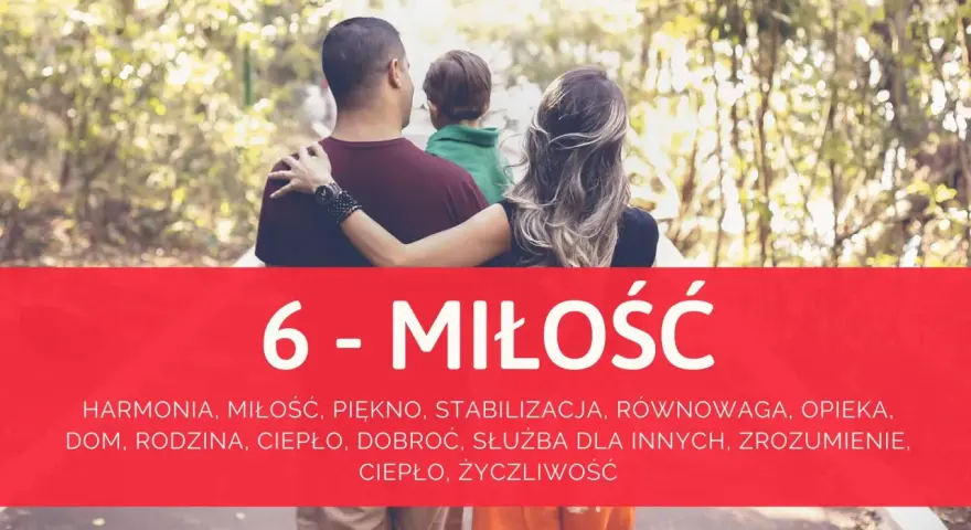 Rodzina objęta ramionami, symbolizująca numerologiczną 6 mężczyzna. Miłość, harmonia, dom i opieka.