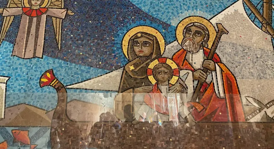 Mozaika przedstawia Świętą Rodzinę na łodzi, z aniołem zwiastującym. To niewiasta, o której mówił Bóg do węża, zapowiadając przyszłe zwycięstwo.