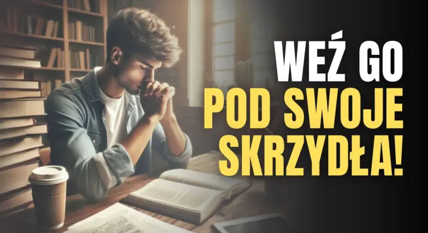 Młody człowiek w skupieniu modli się nad książkami. To modlitwa za maturzystów, by z Bożą pomocą zdali egzaminy.
