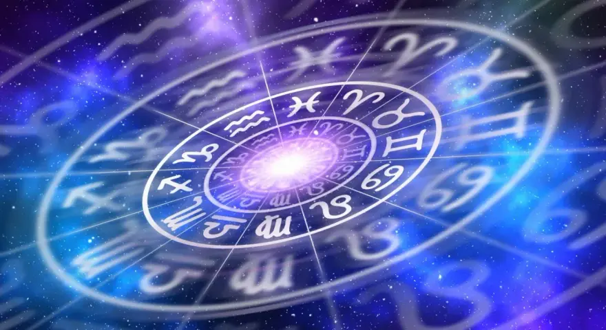 Koło zodiaku na tle kosmosu. Czy Baran, najbardziej agresywny znak zodiaku, jest widoczny?