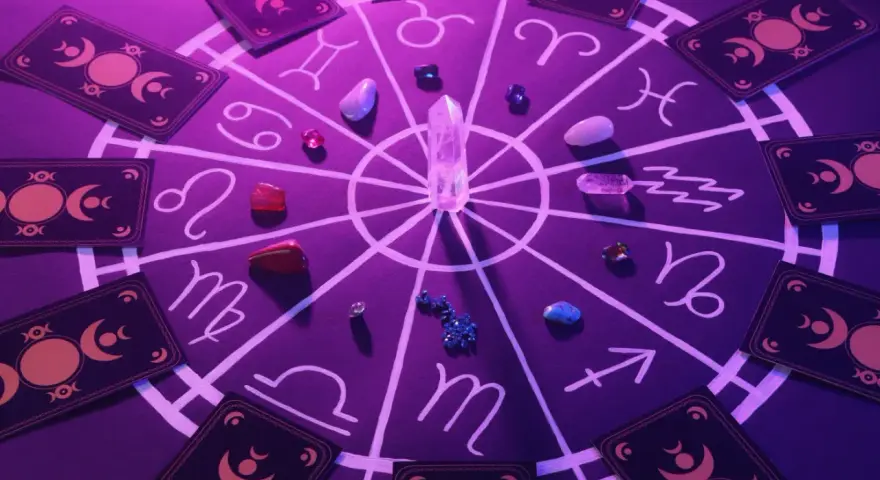 Okrąg zodiaku z kryształem i kamieniami. Wokół karty tarota. Czyżby to symbolika najbardziej mściwego znaku zodiaku?