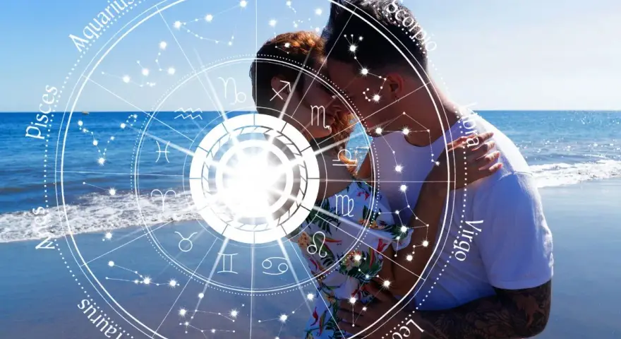 Para, obejmująca się na plaży, otoczona kołem zodiaku. Ich miłość jest jak numerologiczna 7 – głęboka i duchowa.