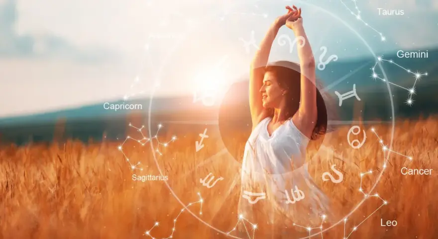 Kobieta w białej sukience cieszy się słońcem na polu. Wokół niej krąg znaków zodiaku, symbolizujący numerologię codzienną.