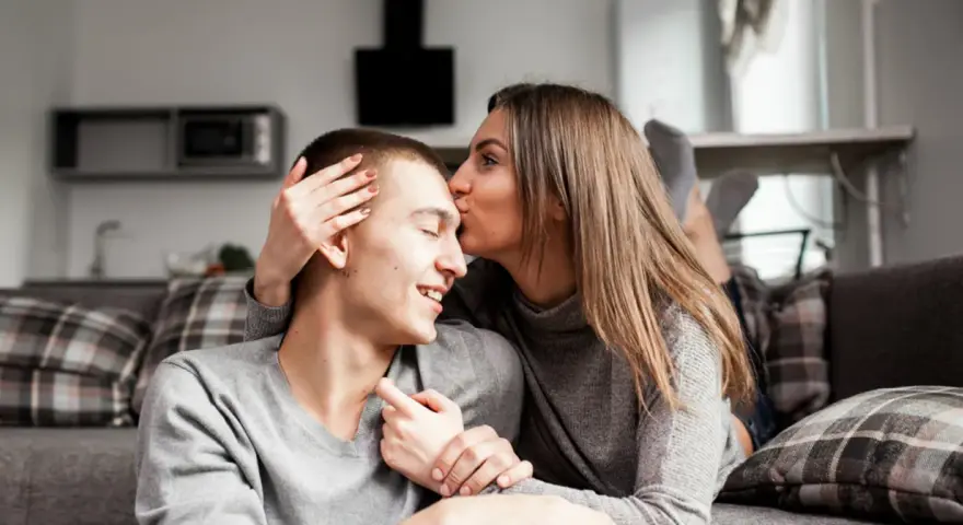 Para, całująca ukochanego w czoło. Ich bliskość sugeruje, że należą do najbardziej namiętnych znaków zodiaku.