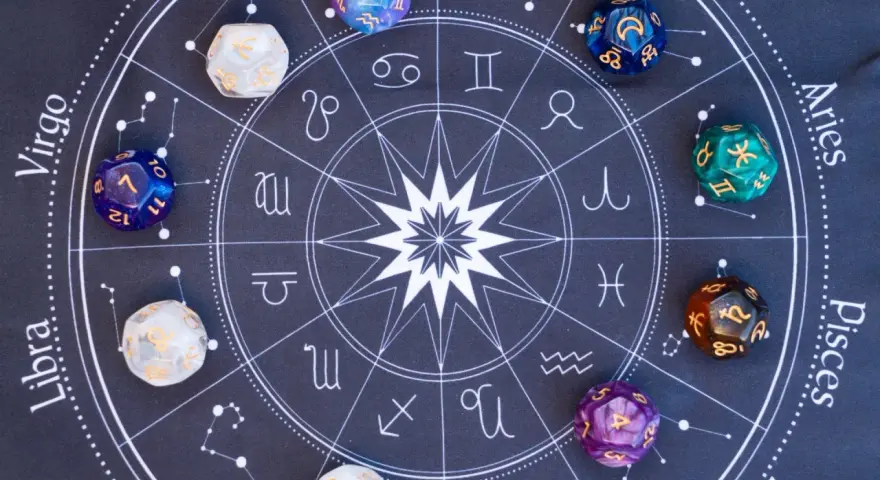 Kości do gry z symbolami zodiaku i numerologią 33.