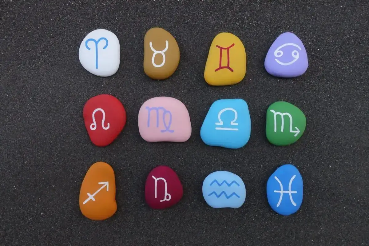 Kolorowe kamienie z symbolami zodiaku ułożone w siatce. Czy wśród nich kryje się najgorsze połączenie znaków zodiaku?