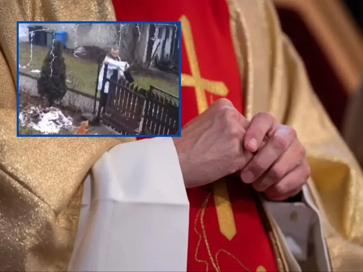Ksiądz w złotej i czerwonej szacie, z dłońmi złożonymi do modlitwy. W małym okienku widać fragment poświęcenia domu przez księdza.