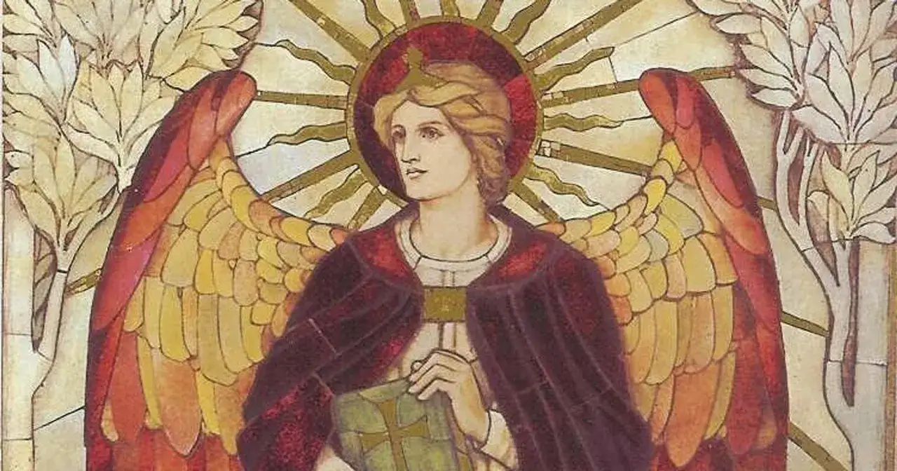 Archanioł Uriel, patron mądrości, trzyma księgę. Promienie słońca otaczają jego głowę, a skrzydła mienią się barwami.