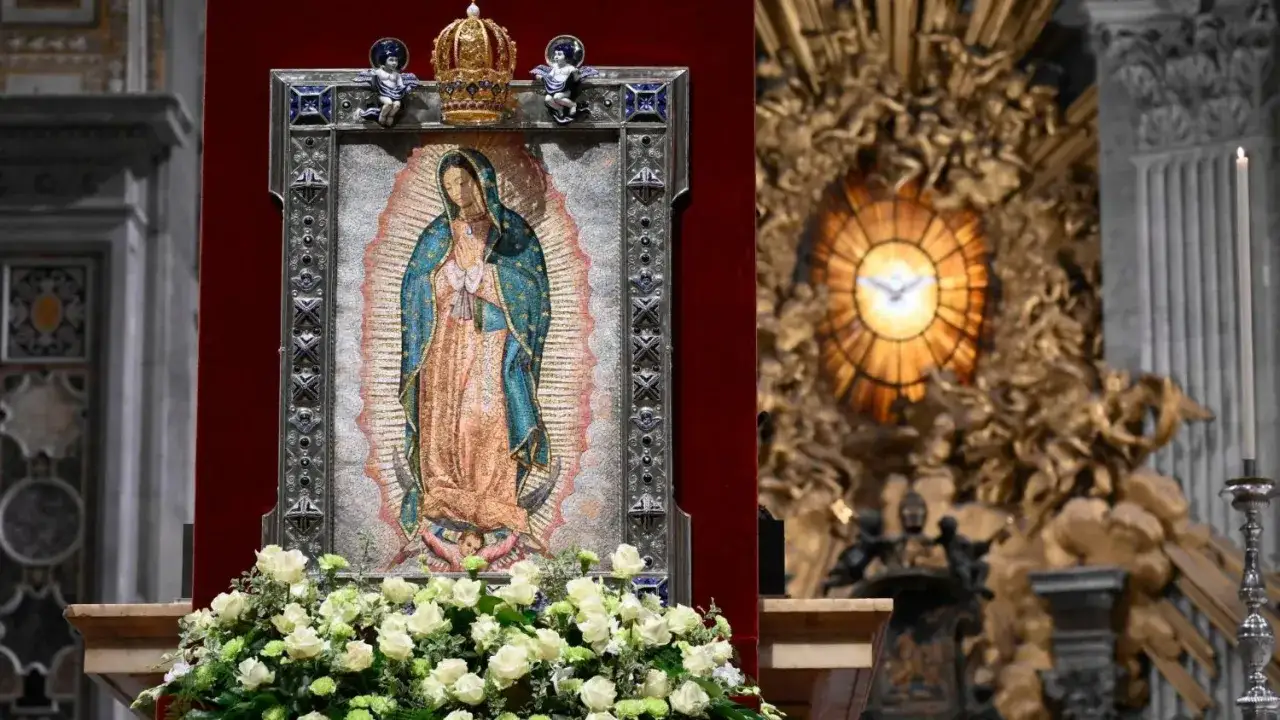 Obraz Matki Bożej z Guadalupe, ozdobiony koroną i aniołkami, otoczony białymi r&oacute;żami. Ciekawostki o tym wizerunku mogą dotyczyć jego niezwykłego pochodzenia.