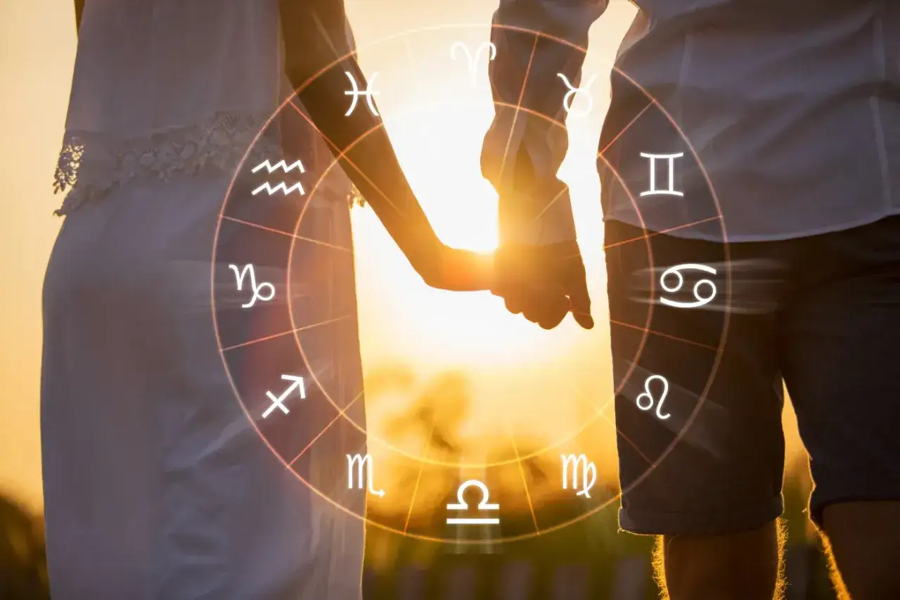 Para pozna jak poznać że Koziorożec kocha, patrząc na znaki zodiaku w zachodzącym słońcu.