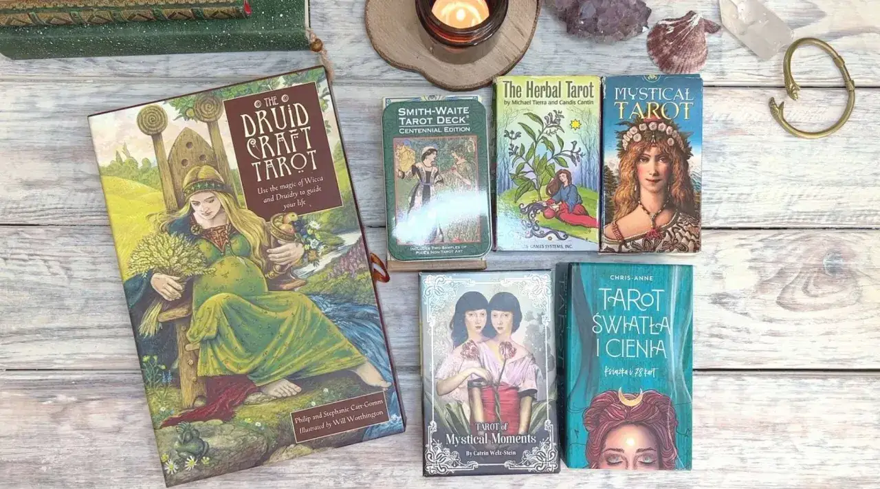 Zestaw tal kart do nauki, jak zacząć przygodę z tarotem. Znajdziesz tu m.in. Druid Craft Tarot i Tarot Światła i Cienia.