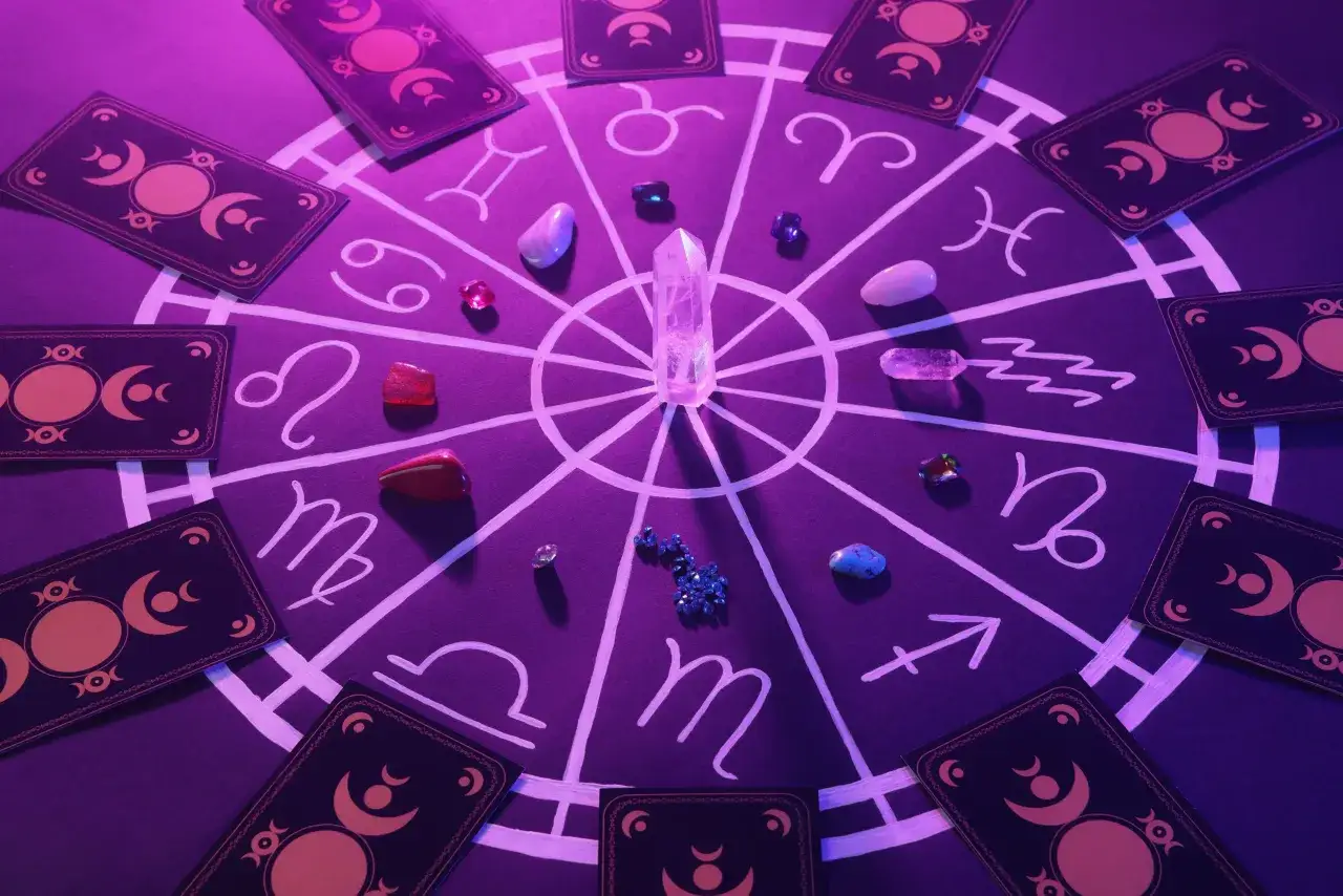 Koło zodiaku z kryształami i kartami, gdzie Skorpion jest często uważany za najbardziej mściwy znak zodiaku.